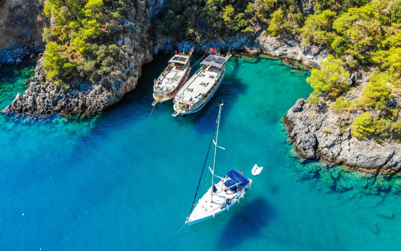 Plażowicze na Korfu latem